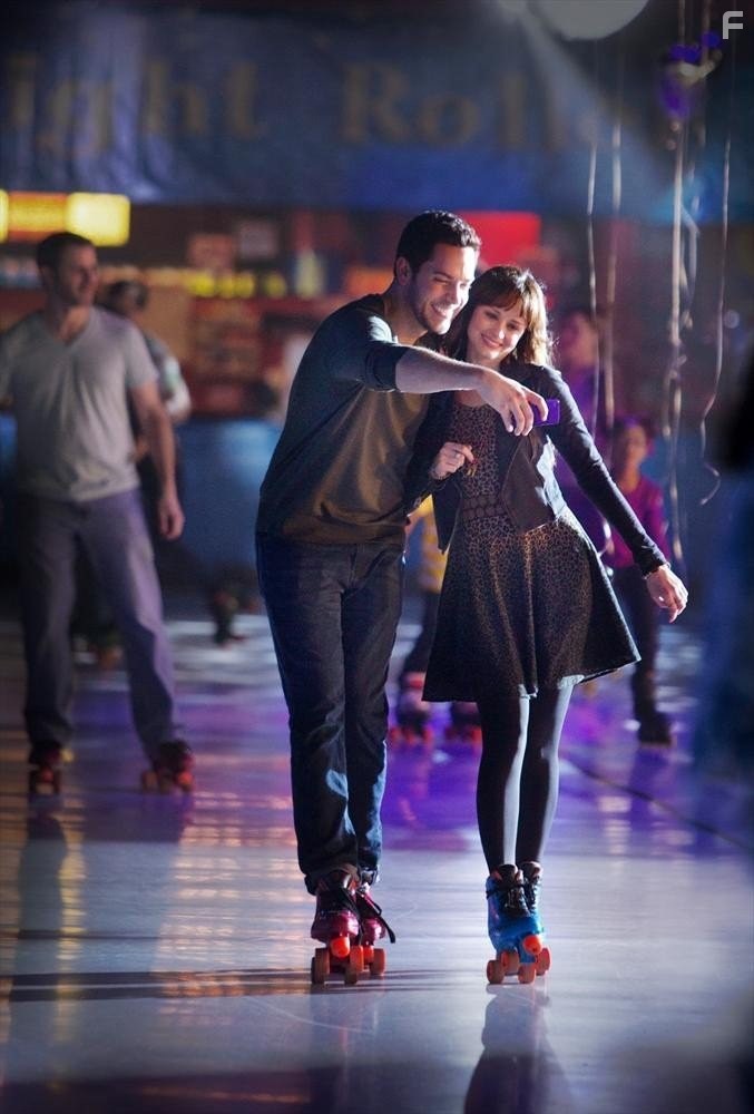 Alexis Bledel and Zachary Levi in Помни воскресенье (2013)