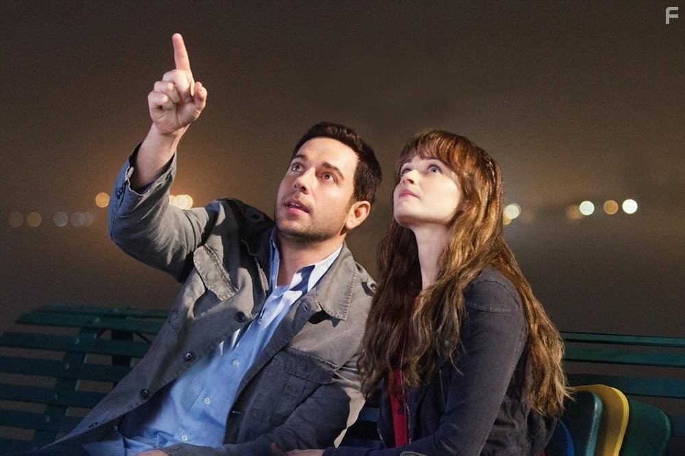 Alexis Bledel and Zachary Levi in Помни воскресенье (2013)