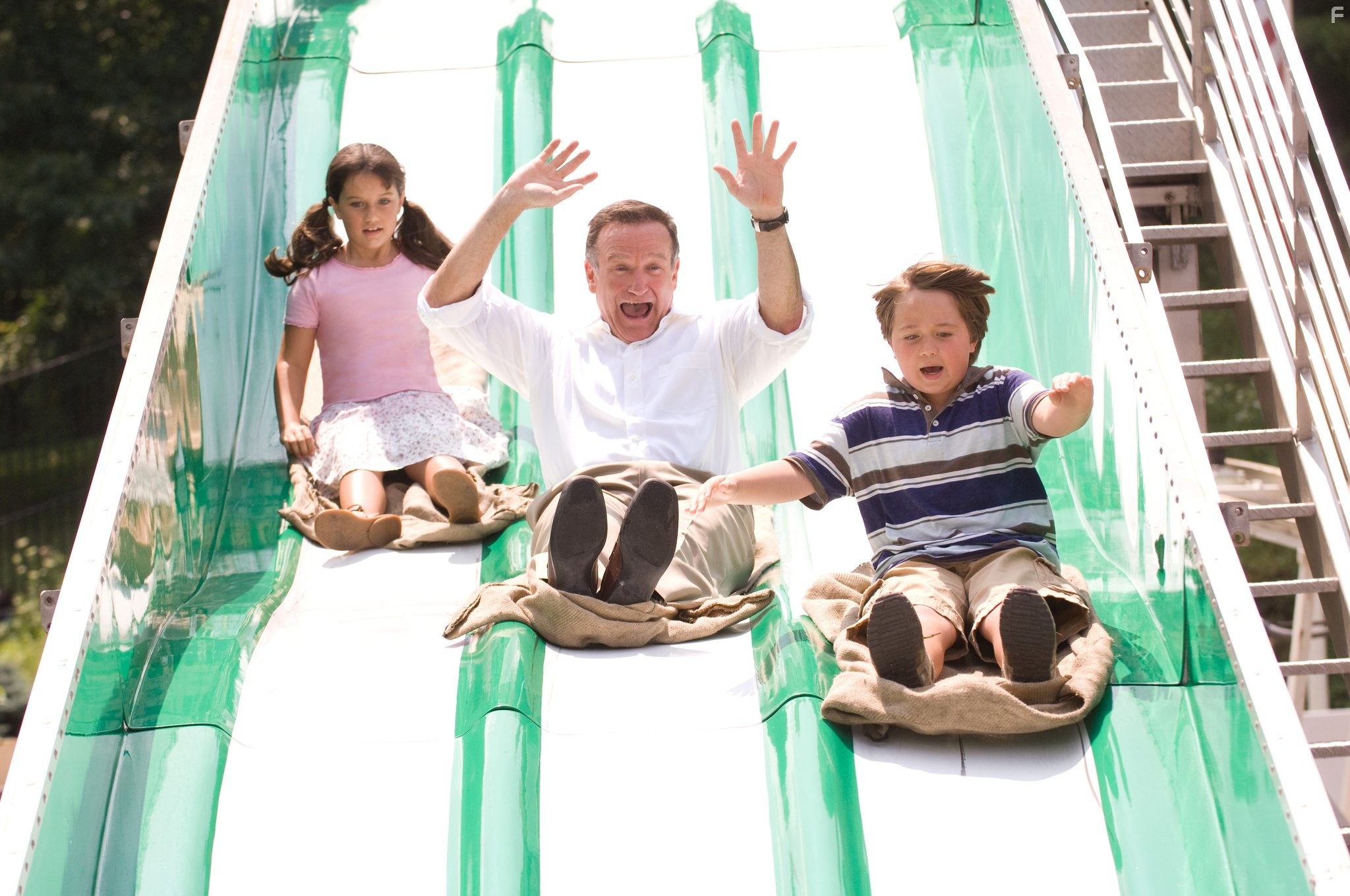 Robin Williams, Ella Bleu Travolta, and Conner Rayburn in Так себе каникулы (2009)