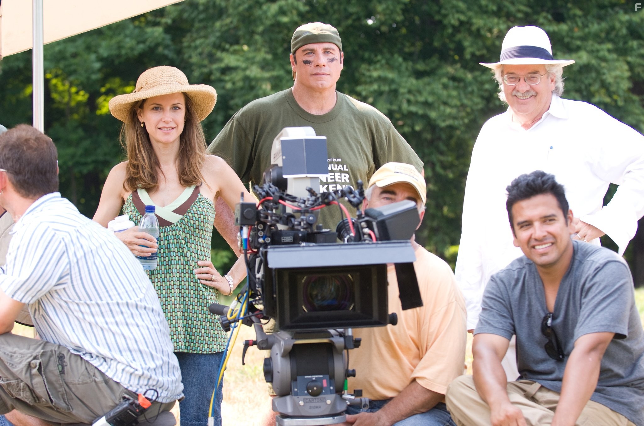 John Travolta, Kelly Preston, and Jeffrey Kimball in Так себе каникулы (2009)