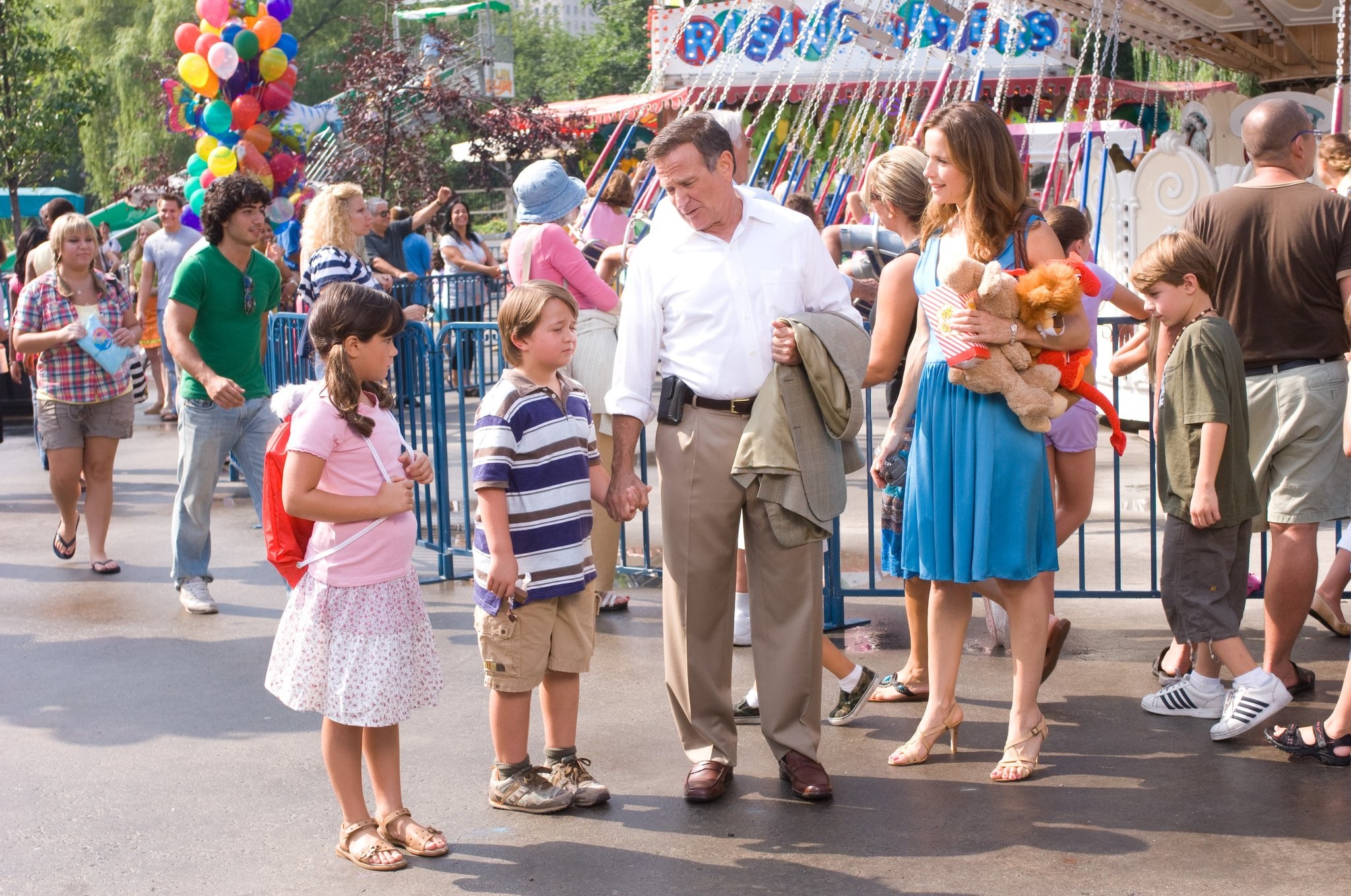 Robin Williams, Kelly Preston, Ella Bleu Travolta, and Conner Rayburn in Так себе каникулы (2009)