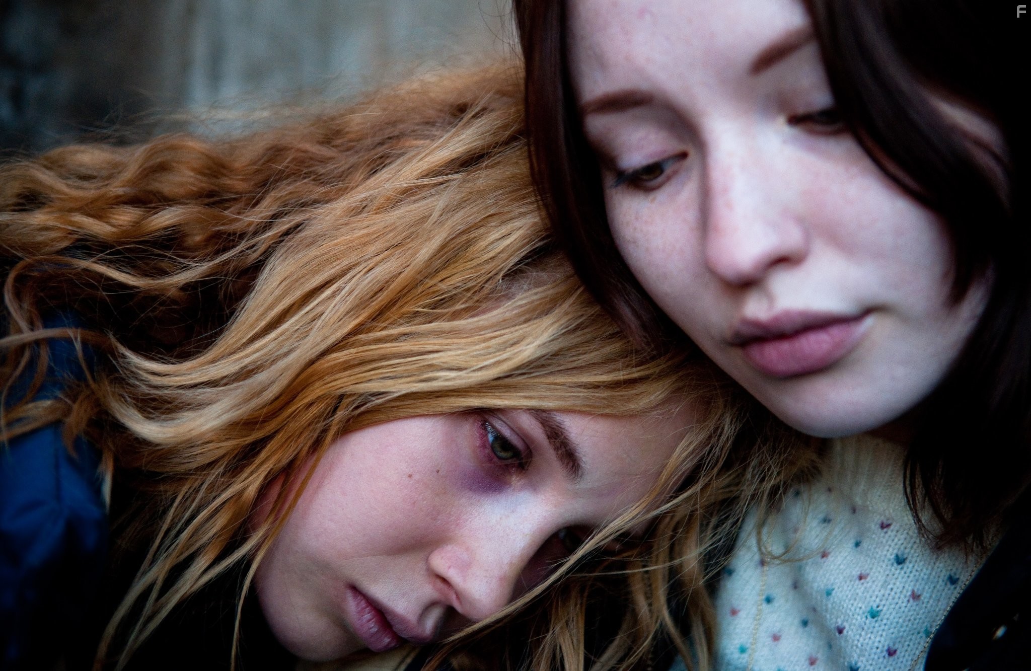 Emily Browning and Juno Temple in Магия, магия (2013)