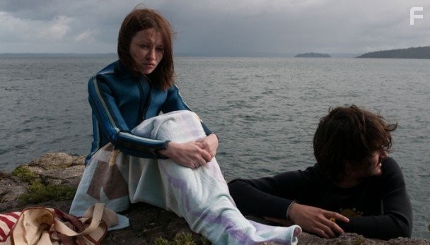 Emily Browning and Agust?n Silva in Магия, магия (2013)