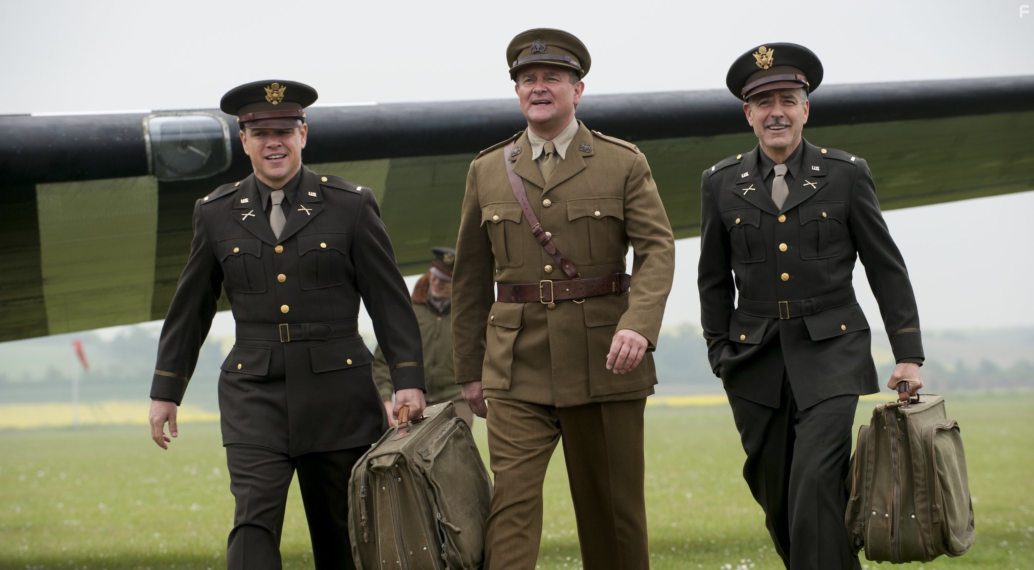 George Clooney, Matt Damon, and Hugh Bonneville in Охотники за сокровищами (2014)