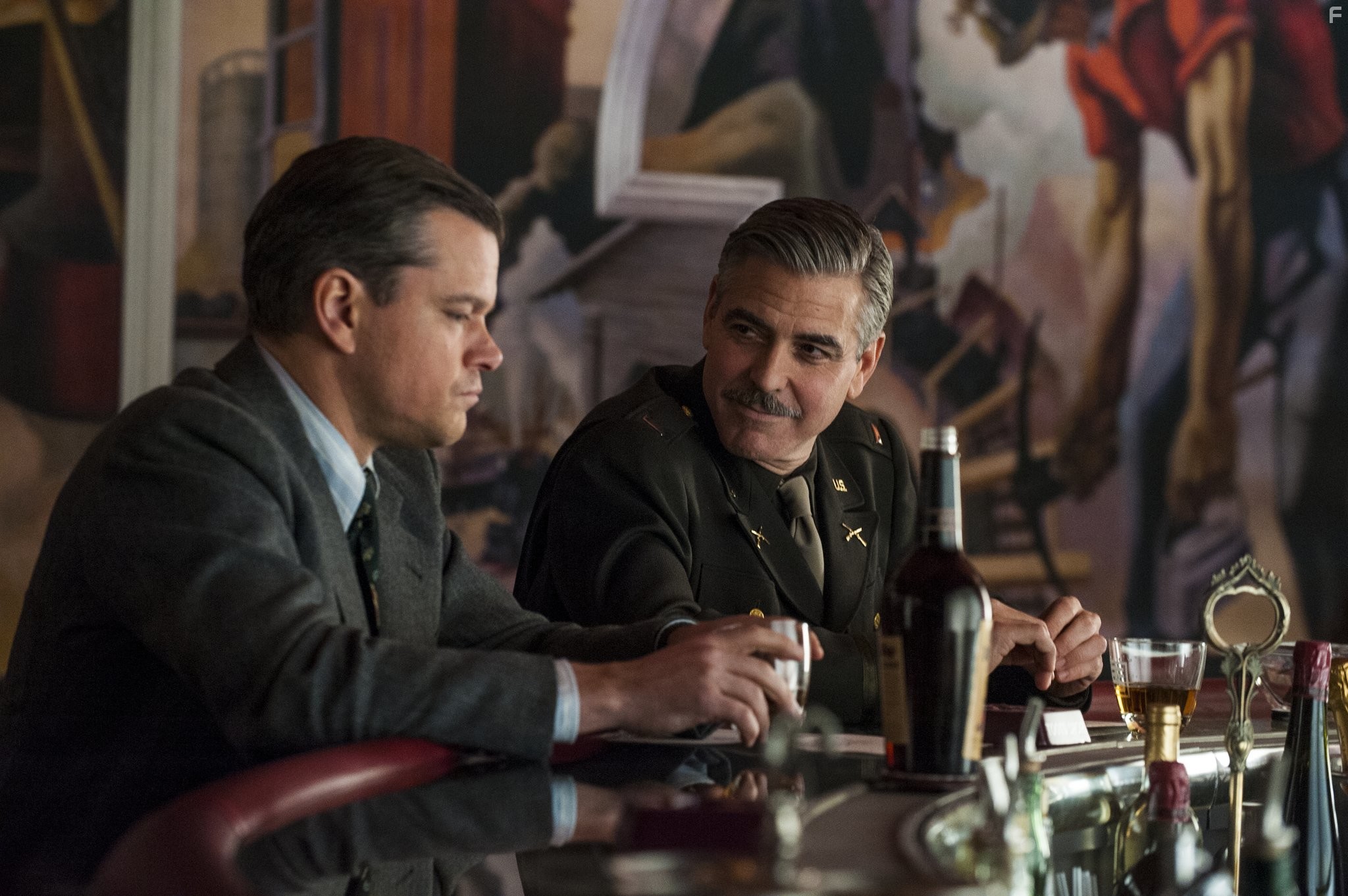 George Clooney and Matt Damon in Охотники за сокровищами (2014)