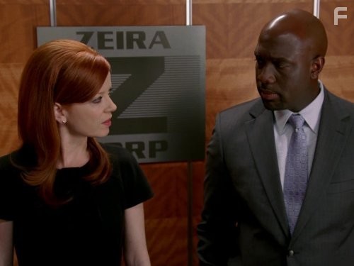 Richard T. Jones and Shirley Manson in Терминатор: Битва за будущее (2008)