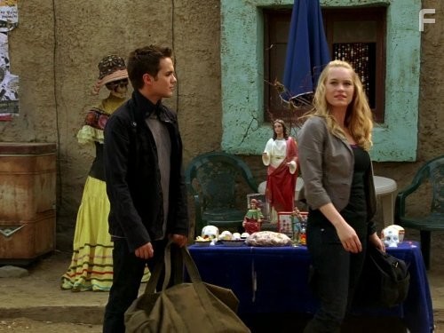 Thomas Dekker and Leven Rambin in Терминатор: Битва за будущее (2008)