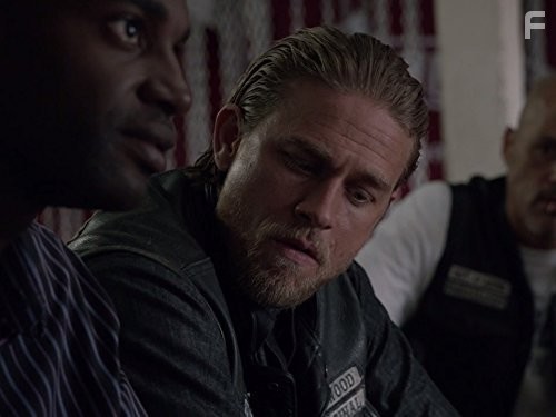 Charlie Hunnam and Mo McRae in Сыны анархии (2008)
