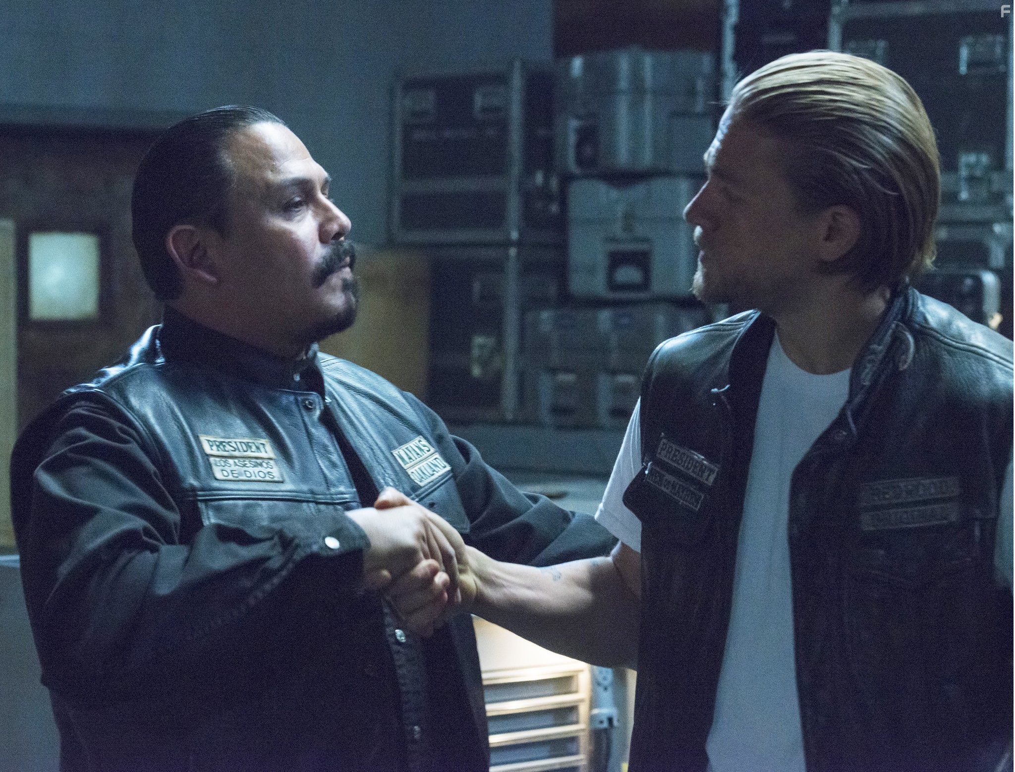 Charlie Hunnam and Emilio Rivera in Сыны анархии (2008)