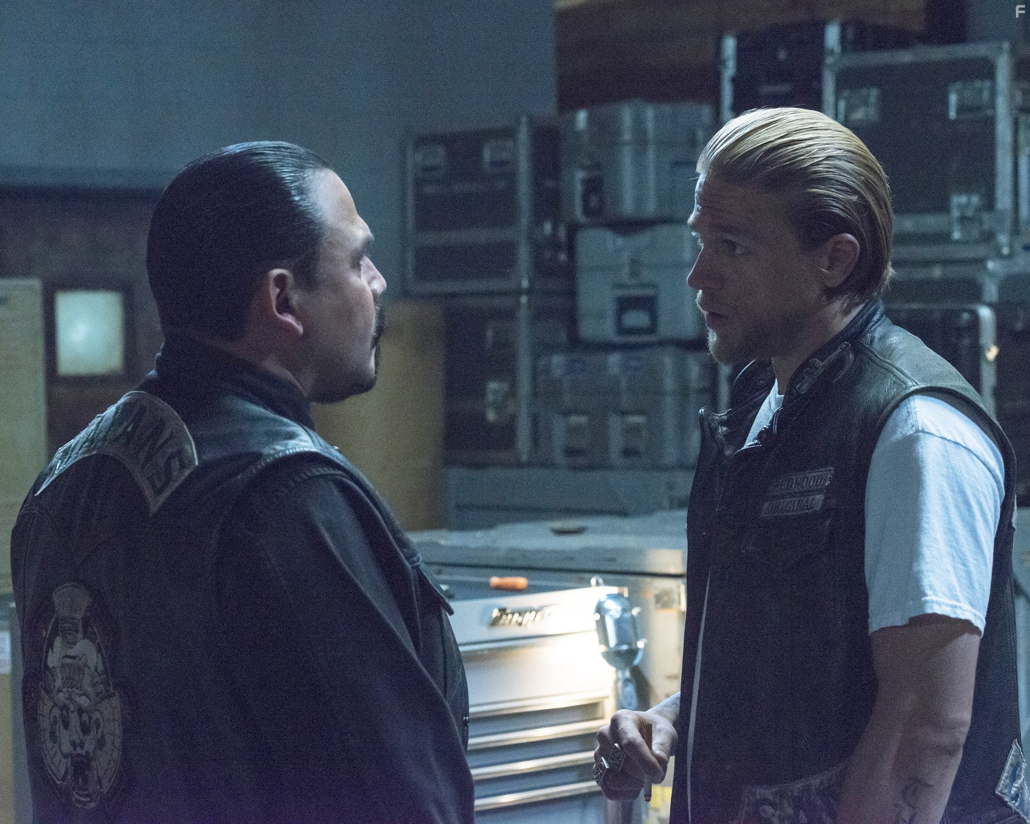 Charlie Hunnam and Emilio Rivera in Сыны анархии (2008)