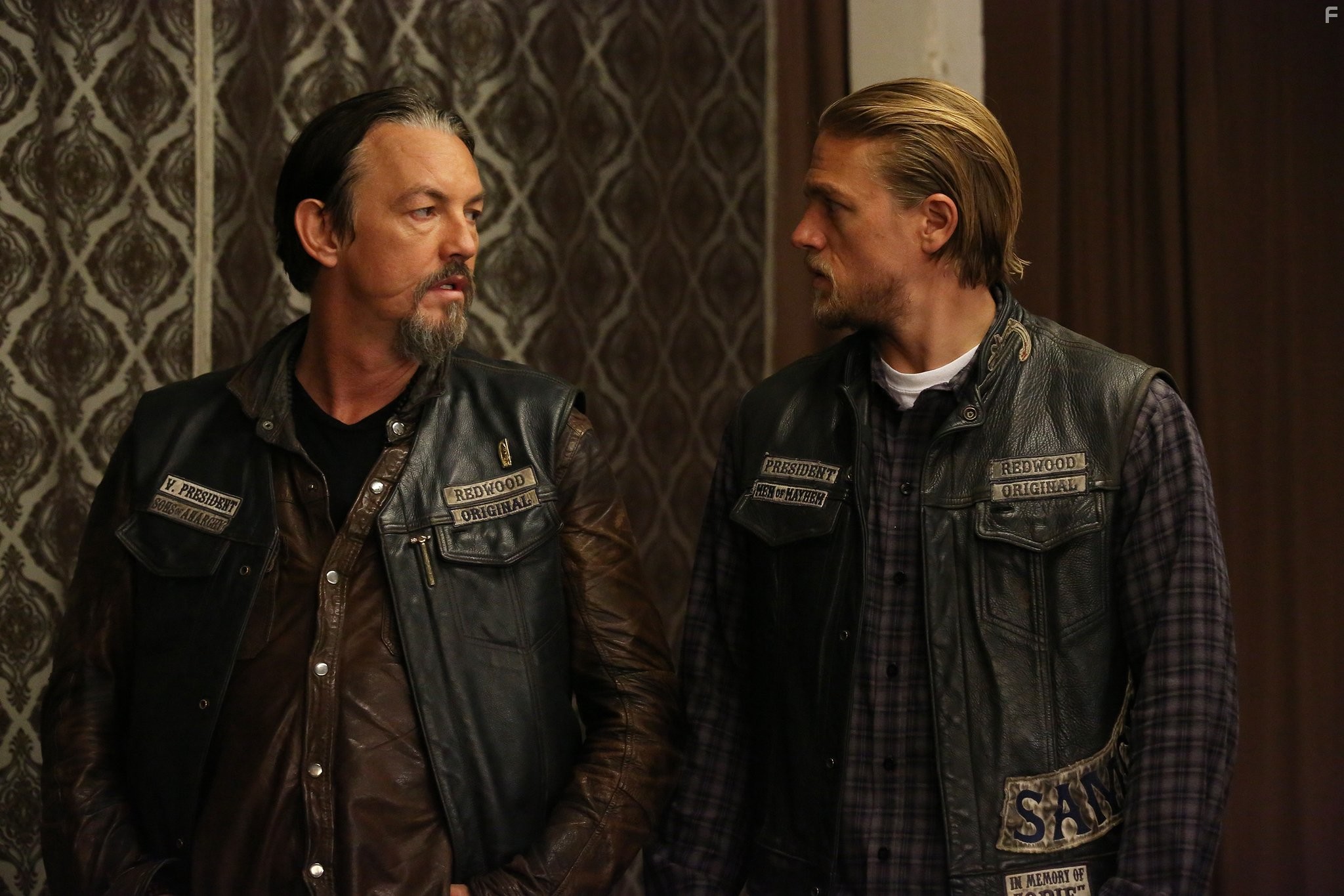 Tommy Flanagan and Charlie Hunnam in Сыны анархии (2008)