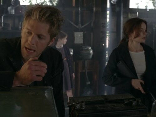 Matt Barr and Gina Holden in Остров Харпера (2009)