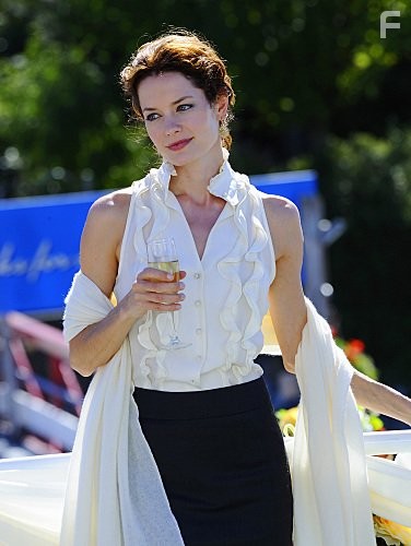 Gina Holden in Остров Харпера (2009)