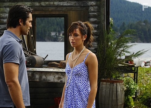 Victor Webster and Katie Cassidy in Остров Харпера (2009)