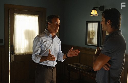 Victor Webster and Richard Burgi in Остров Харпера (2009)