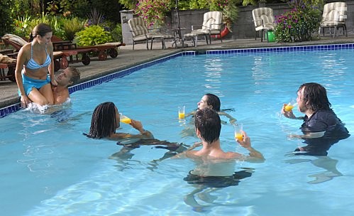 Chris Gauthier and Amber Borycki in Остров Харпера (2009)