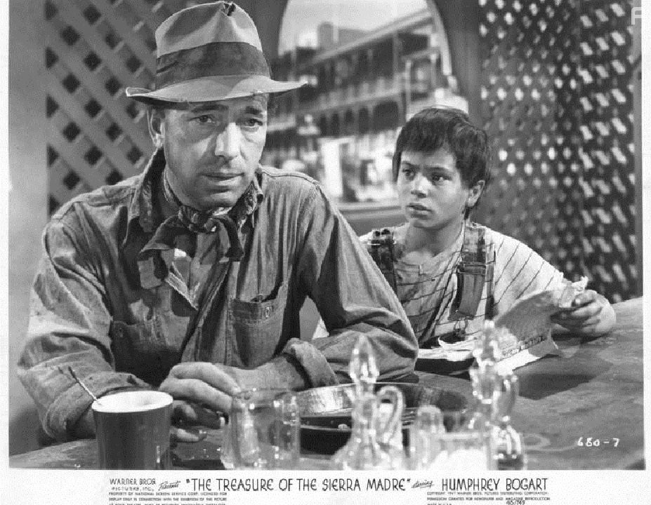 Humphrey Bogart and Robert Blake in Сокровища Сьерра-Мадре (1948)