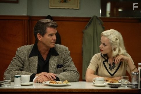 Pierce Brosnan and Rachel McAdams in Супружество (2007)