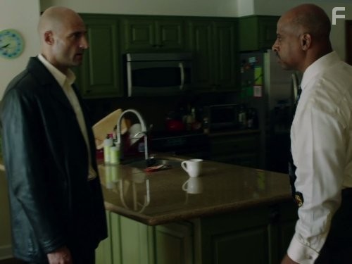 Ruben Santiago-Hudson and Mark Strong in Низкое зимнее солнце (2013)