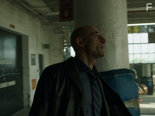 Mark Strong in Низкое зимнее солнце (2013)