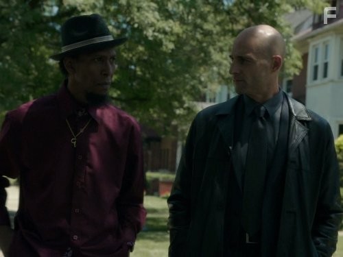 Ron Cephas Jones and Mark Strong in Низкое зимнее солнце (2013)