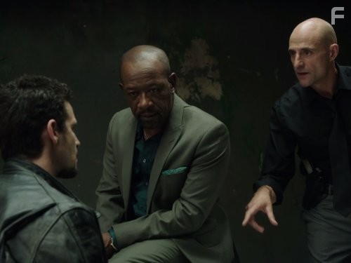 Lennie James, James Ransone, and Mark Strong in Низкое зимнее солнце (2013)