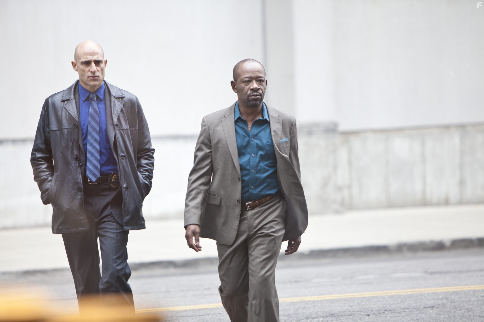 Lennie James and Mark Strong in Низкое зимнее солнце (2013)
