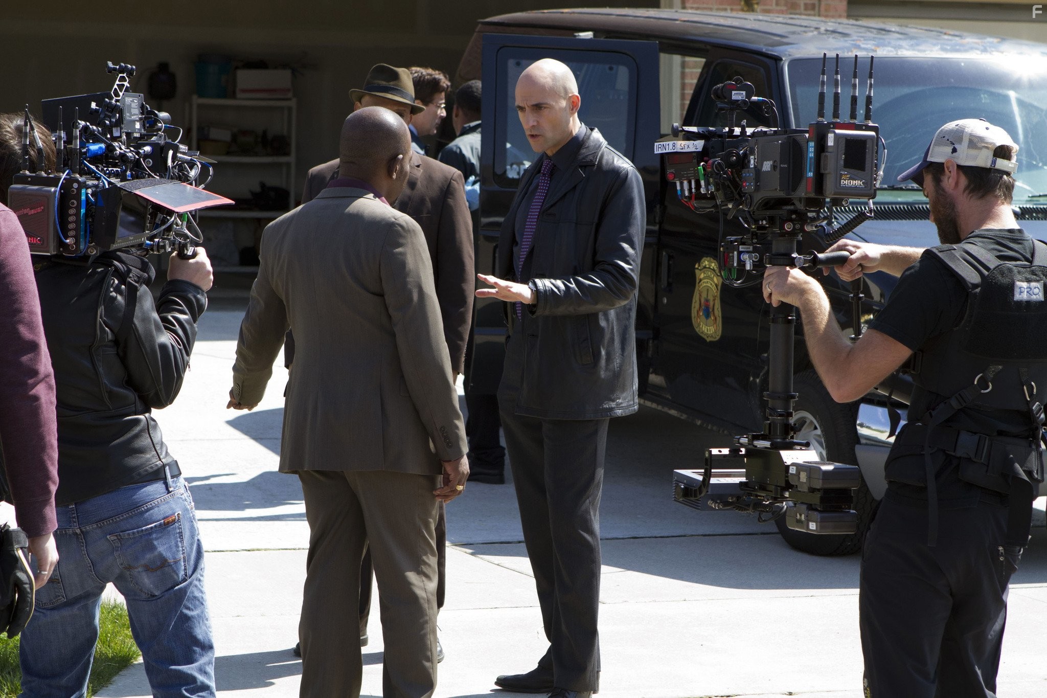 Lennie James, Ruben Santiago-Hudson, and Mark Strong in Низкое зимнее солнце (2013)