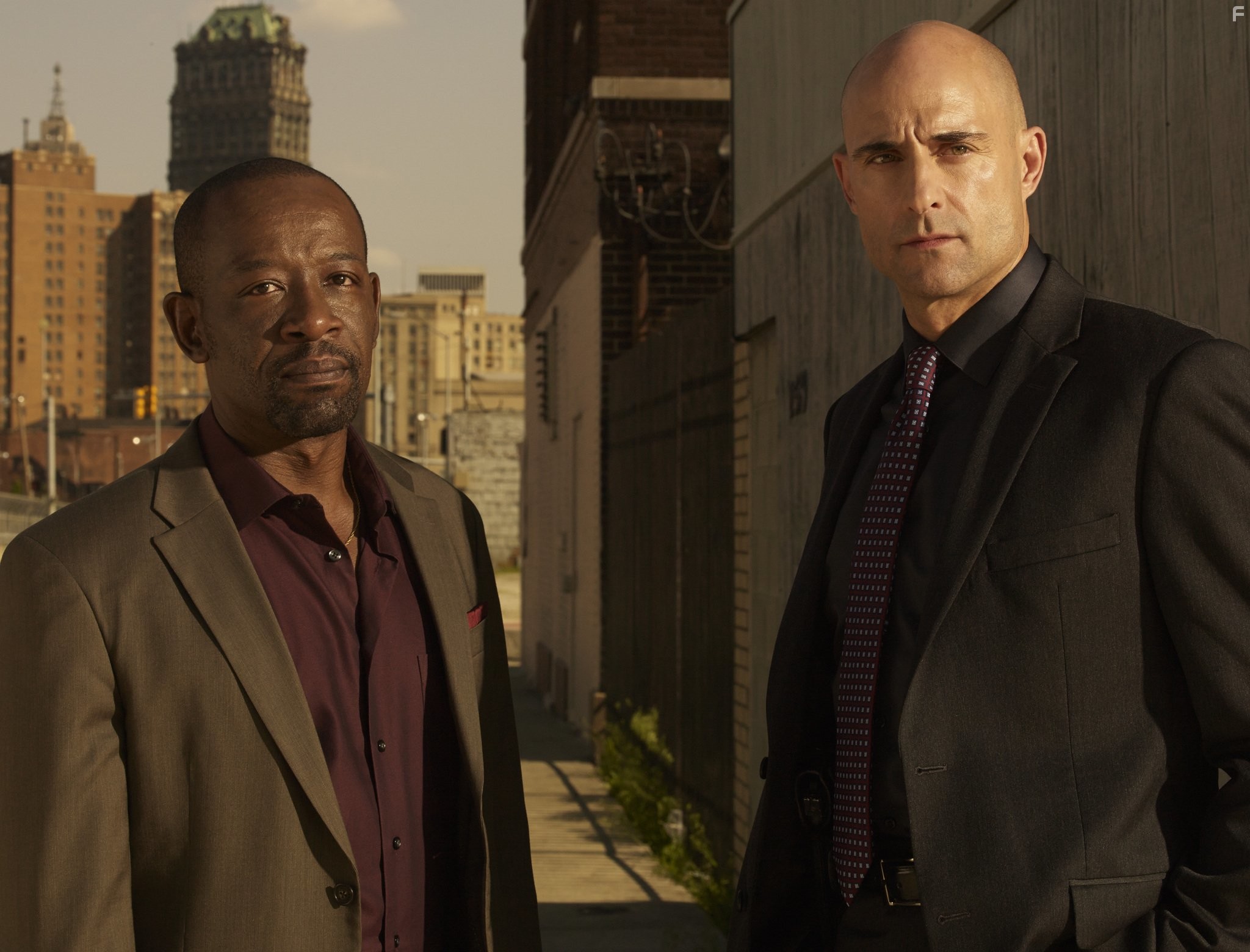 Lennie James and Mark Strong in Низкое зимнее солнце (2013)