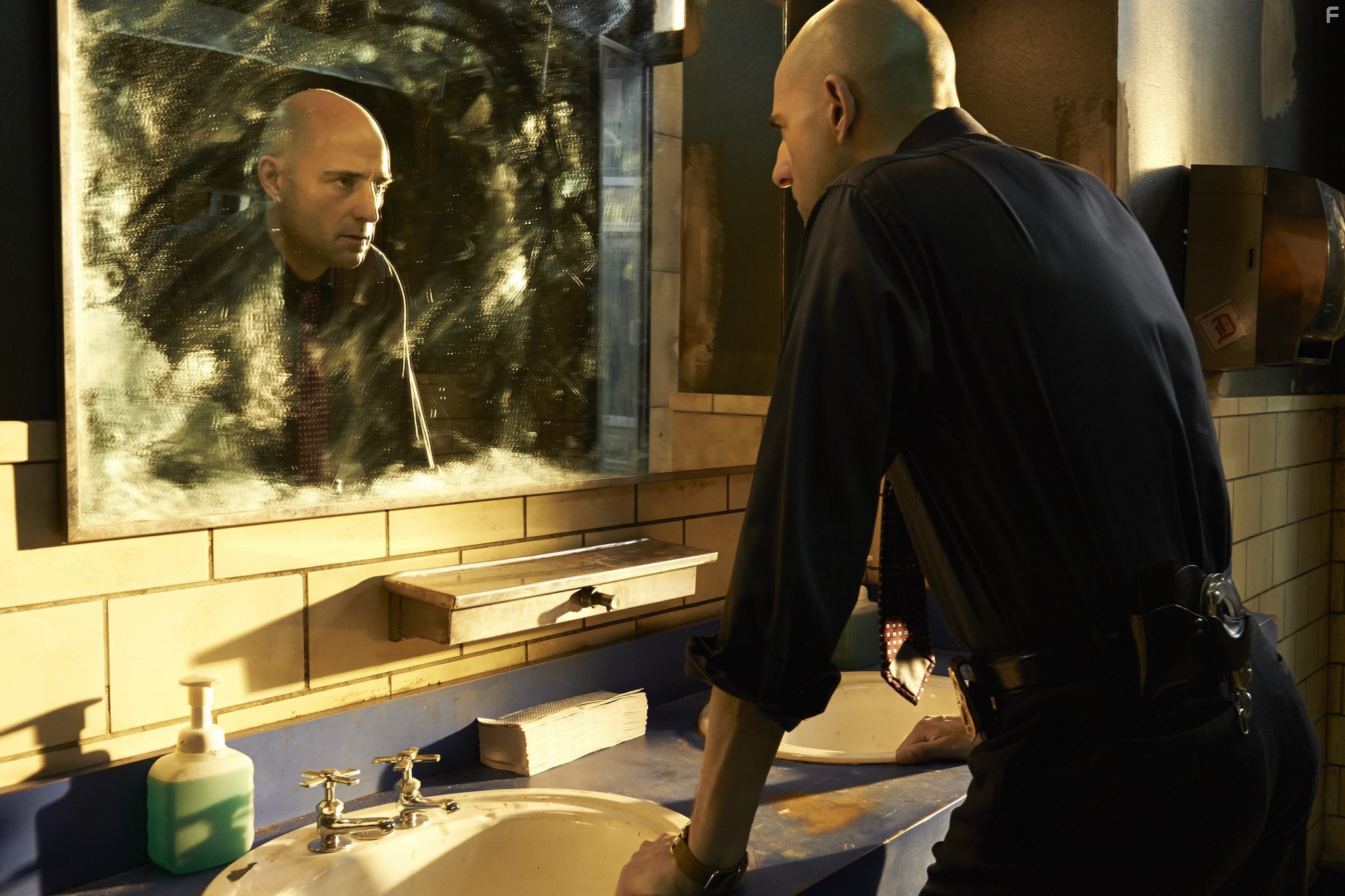 Mark Strong in Низкое зимнее солнце (2013)