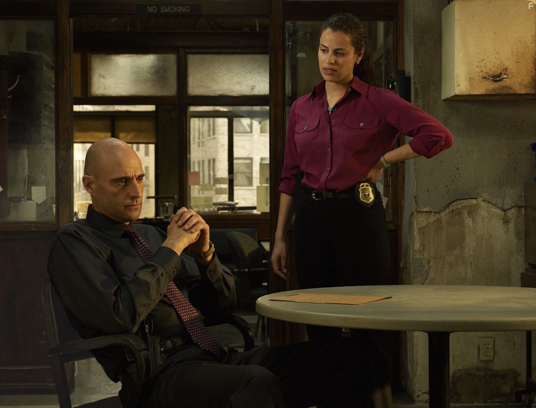 Mark Strong and Athena Karkanis in Низкое зимнее солнце (2013)