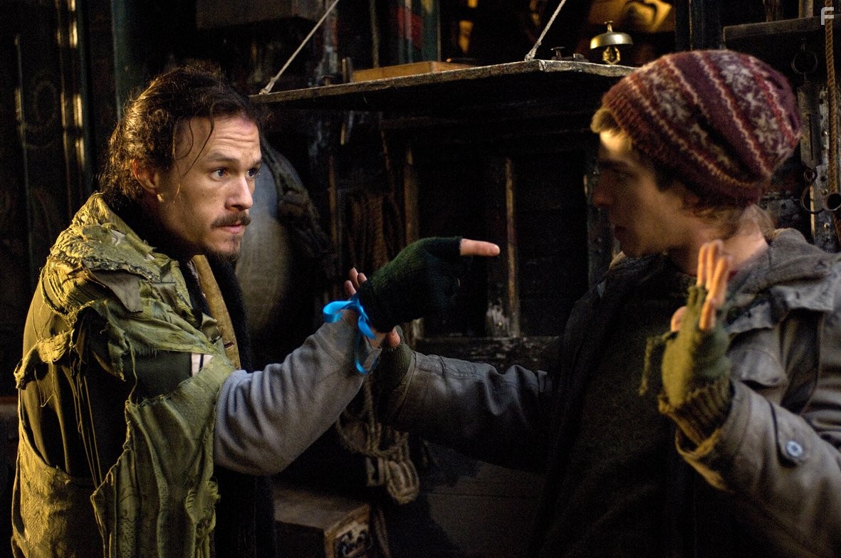 Heath Ledger and Andrew Garfield in Воображариум доктора Парнасса (2009)