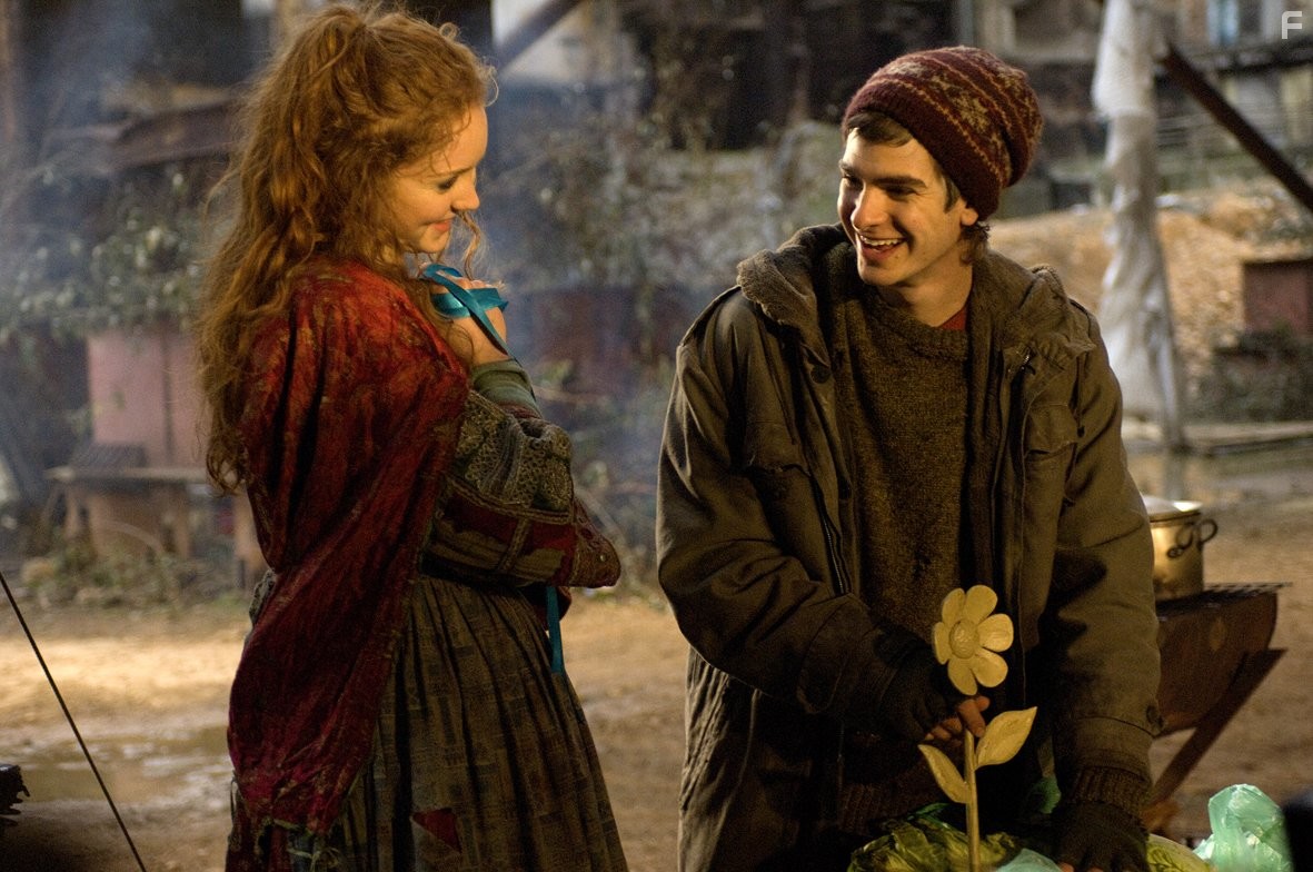 Andrew Garfield and Lily Cole in Воображариум доктора Парнасса (2009)