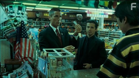 Christian Bale and Freddy Rodr?guez in Крутые времена (2005)