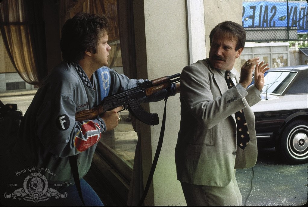 Tim Robbins and Robin Williams in Человек-Кадиллак (1990)
