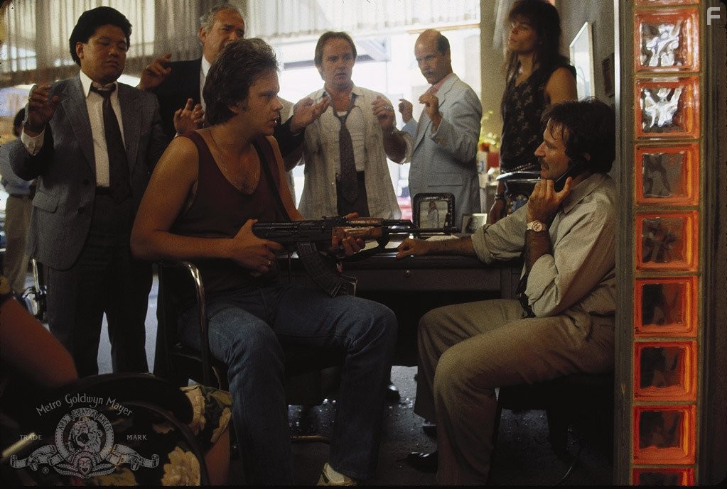 Tim Robbins and Robin Williams in Человек-Кадиллак (1990)