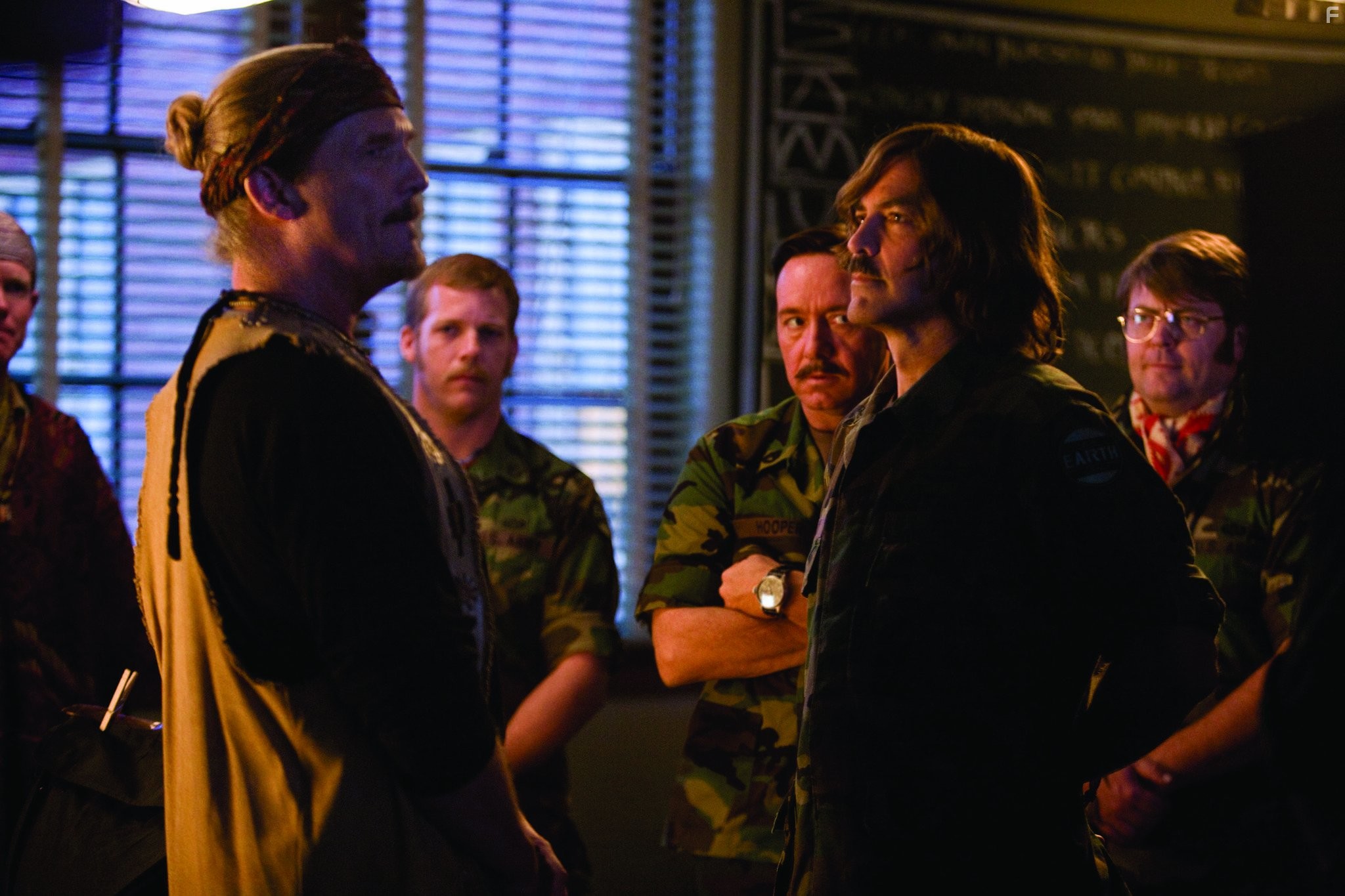 George Clooney, Kevin Spacey, Jeff Bridges, and Nick Offerman in Безумный спецназ (2009)