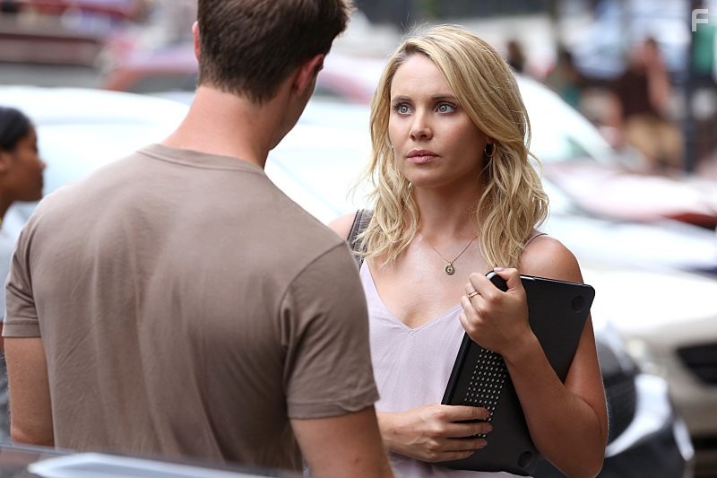 Jason Dohring and Leah Pipes in Древние (2013)
