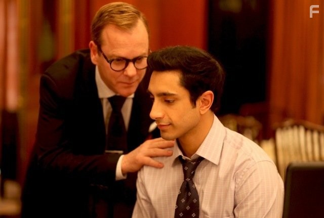 Kiefer Sutherland and Riz Ahmed in Фундаменталист поневоле (2012)