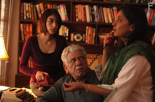 Shabana Azmi, Om Puri, and Meesha Shafi in Фундаменталист поневоле (2012)