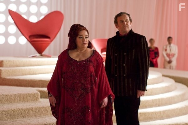 Colm Meaney and Kathy Bates in Алиса в стране чудес (2009)