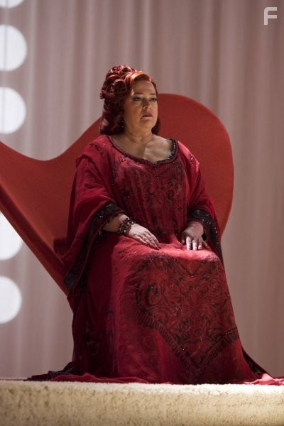 Kathy Bates in Алиса в стране чудес (2009)