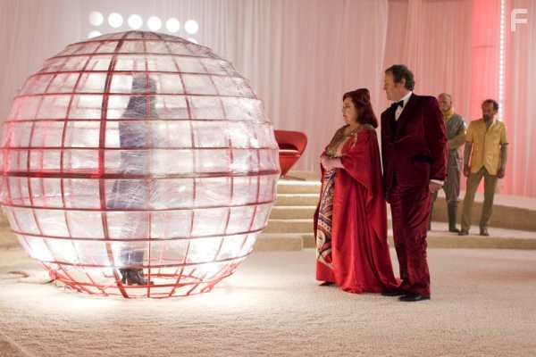 Colm Meaney and Kathy Bates in Алиса в стране чудес (2009)