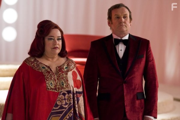 Colm Meaney and Kathy Bates in Алиса в стране чудес (2009)