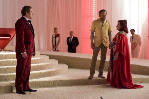 Colm Meaney and Kathy Bates in Алиса в стране чудес (2009)