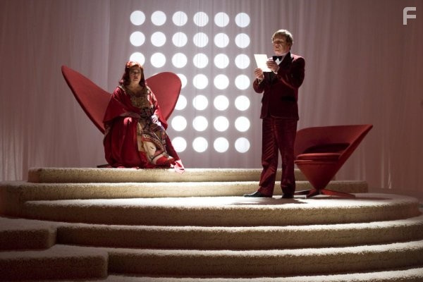 Colm Meaney and Kathy Bates in Алиса в стране чудес (2009)