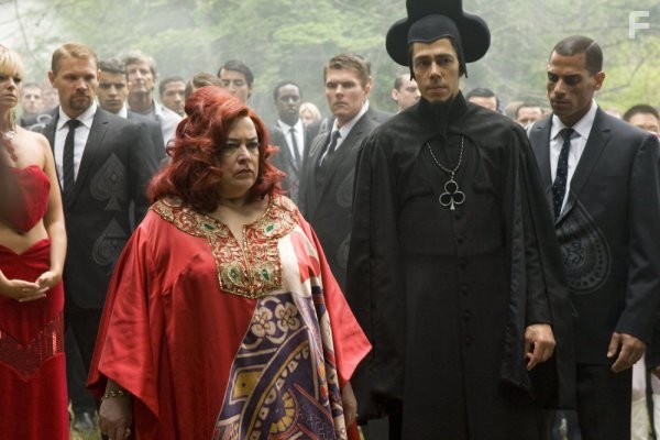 Kathy Bates and Zak Santiago in Алиса в стране чудес (2009)