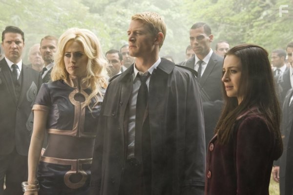 Caterina Scorsone, Charlotte Sullivan, and Philip Winchester in Алиса в стране чудес (2009)