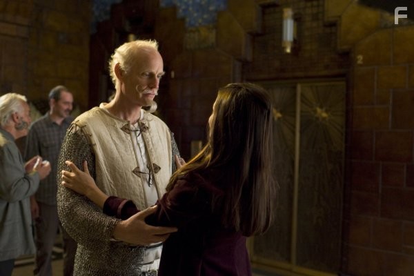 Matt Frewer and Caterina Scorsone in Алиса в стране чудес (2009)