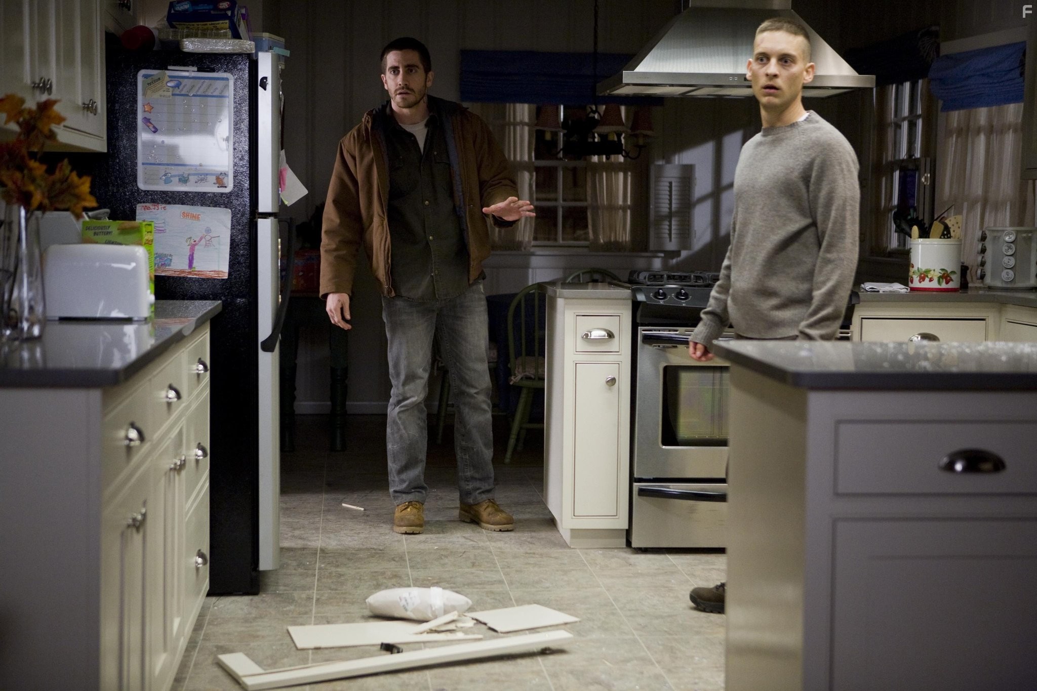 Tobey Maguire and Jake Gyllenhaal in Братья (2009)